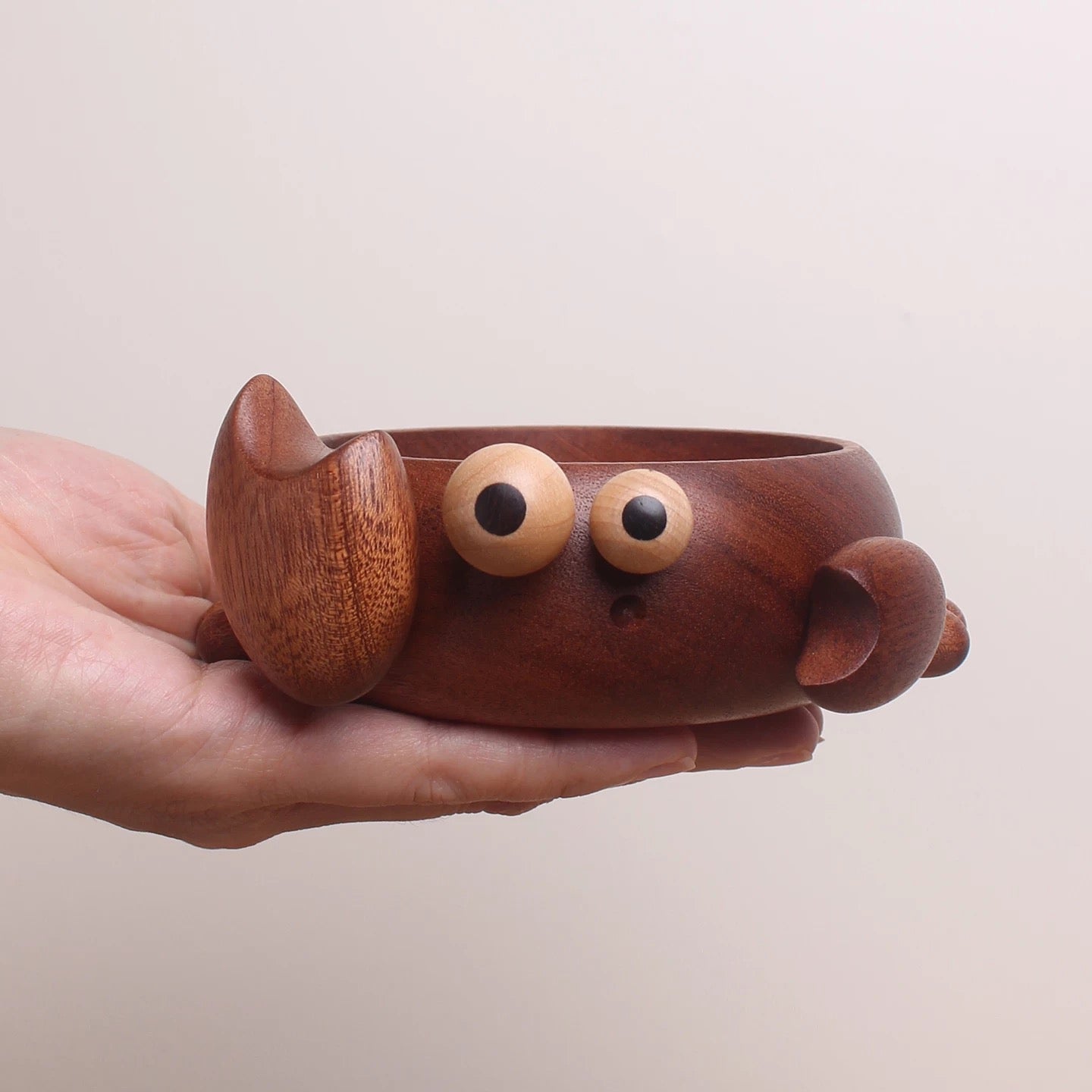 Crab shaped ashtray with decorative tabletop design
