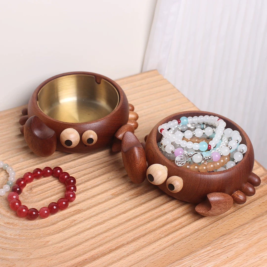 Solid wood smoking accessory with artistic animal style